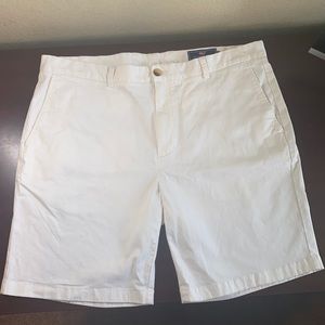Men’s Vineyard Vines white breaker shorts, size 40